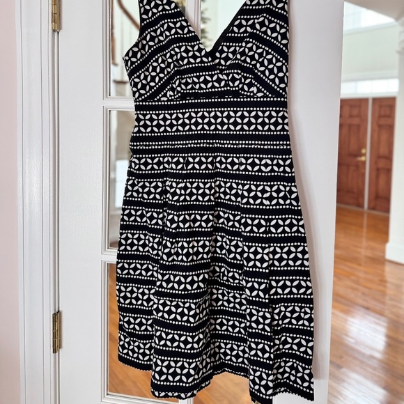WHITE HOUSE BLACK MARKET (WHBM) V NECK A LINE DRESS, SIZE 0, BLACK/WHITE - Picture 1 of 2